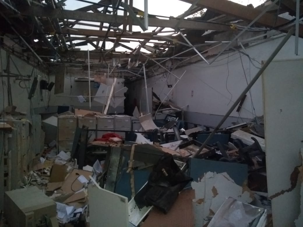 Interior da agência ficou destruído após a explosão (Foto: Cedida pelo site Bahia10.com.Br)