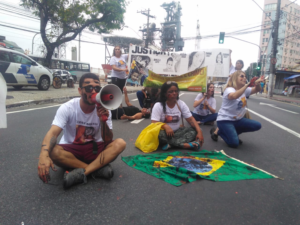 Familiares de Kauã protestam no Centro de Vitória (Foto: Simony Giuberti/AT)