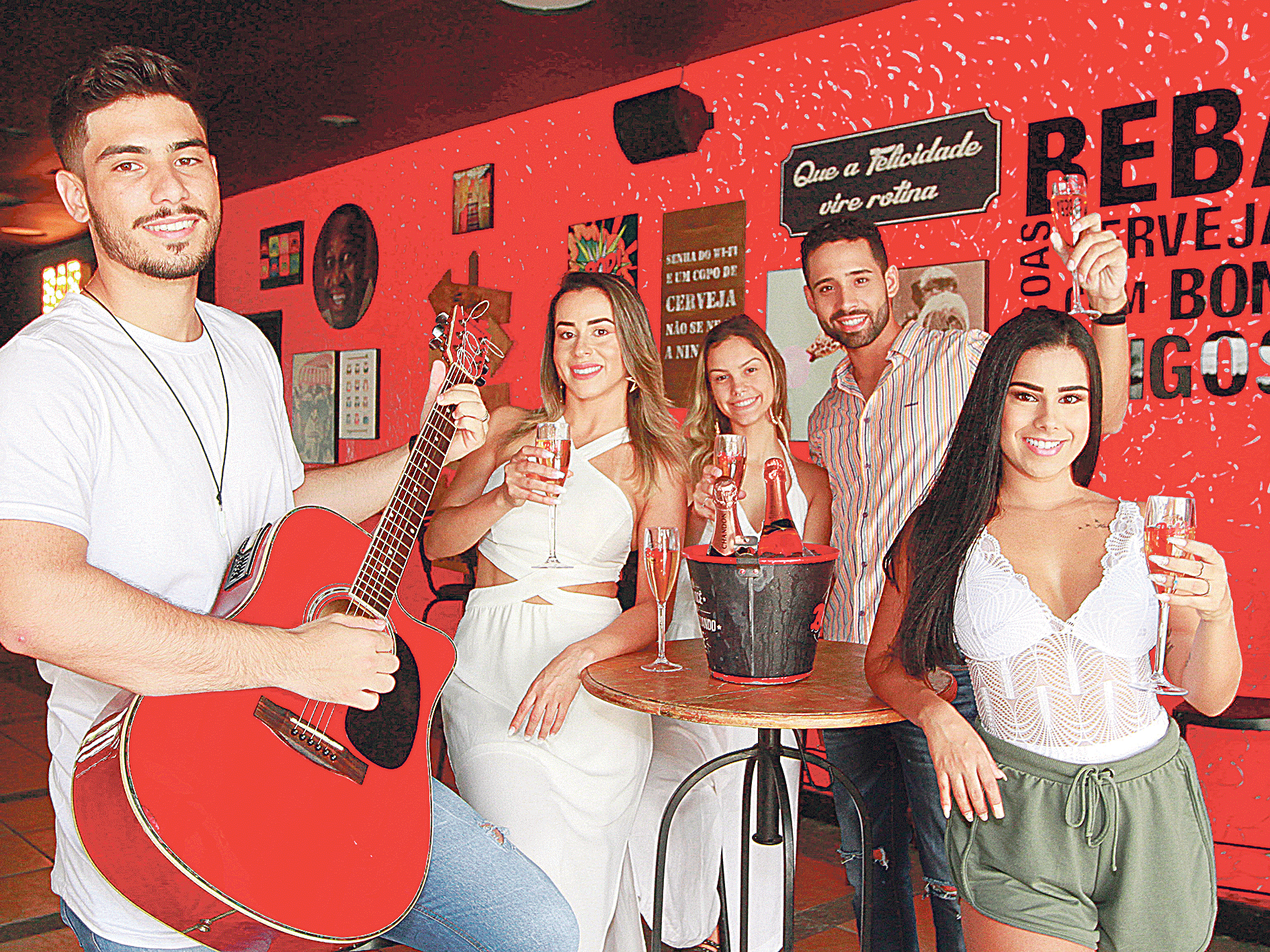 40 roteiros de festas e passeios para curtir a virado do anoNa foto: O cantor Raone Reis, e os amigos Lorrayne Elias (macacão - cruzado no pescoço), Catiane Silva (vestido estilo camiseta), Izak Rodrigues (listas) e Jaísa Lindsay (morena) vão curtir a festa de fim de ano no Bebs (Foto: Kadidja Fernandes/AT)
