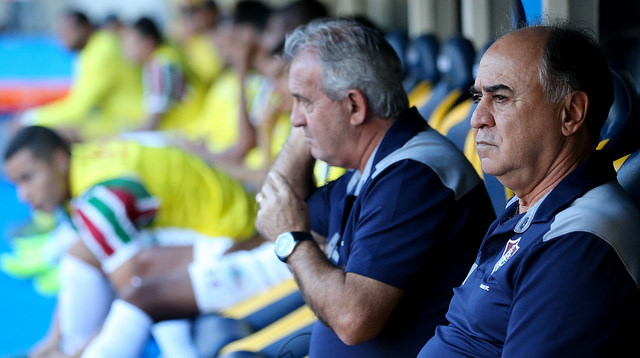 Marcelo Oliveira no banco de um Flu que não empolga (Foto: Lucas Merçon/Fluminense)
