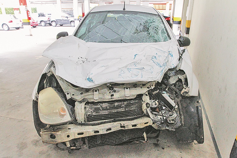 Ford-KA amassado: ônibus do Transcol tombou em cima do veículo depois de descer a Norte-Sul descontrolado (Foto: Leone Iglesias/AT - 29/11/2018)