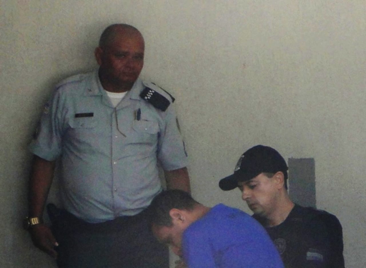 Georgeval chega para audiência em Linhares. (Foto: Wilton Júnior)