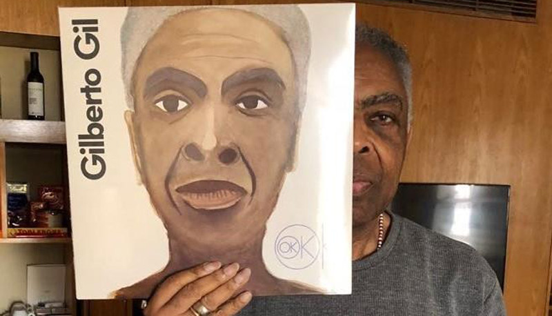 Gilberto Gil e o seu novo disco em formato LP (Foto: Divulgação / Facebook Oficial Gilberto Gil)