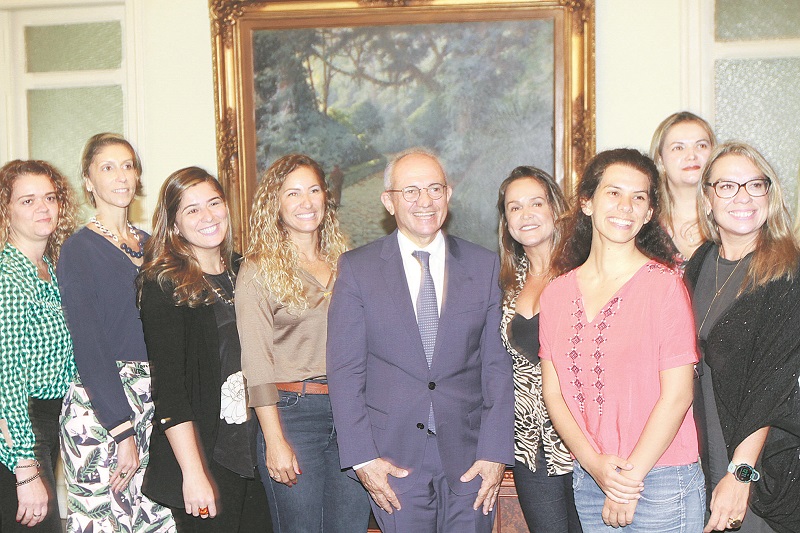 Governador Paulo Hartung entre as bodyboarders Maylla e Neymara e mulheres da sua equipe de governo (Foto: Kadidja Fernandes/AT)