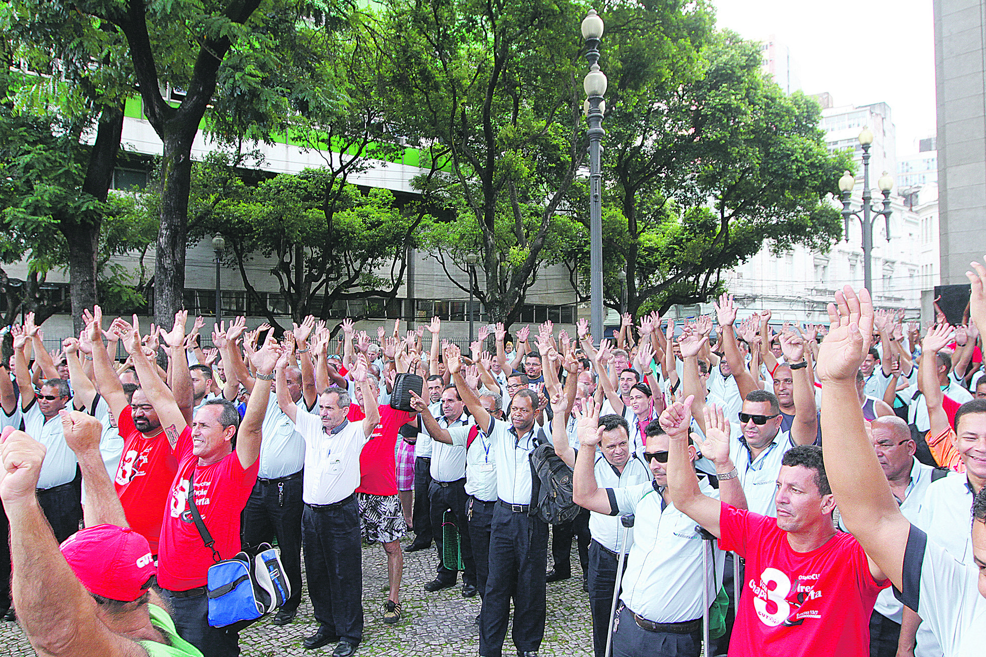 Rodoviários votam proposta de paralisação. Assembleias contaram com a participação de cerca de 500 motoristas e cobradores na Praça Oito, no Centro de Vitória (Foto: Thiago Coutinho/AT - 27/11/2018)