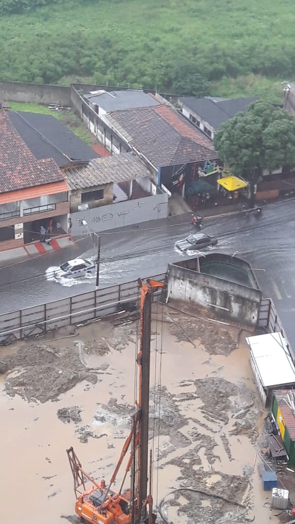 Início da Avenida Hugo Musso, na Praia da Costa, apresenta alagamento (Foto: Fernando Ribeiro / Divulgação / WhatsApp)
