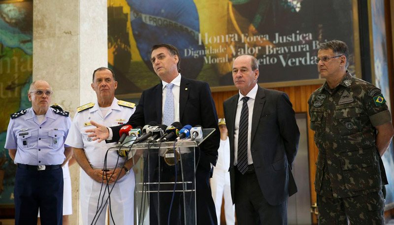 Jair Bolsonaro e os novos comandantes das Forças Armadas (Foto: Marcelo Camargo/Agência Brasil)