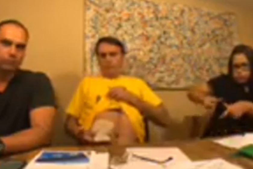 Durante uma live no Facebook, Bolsonaro e sua equipe médica explicam como foi a cirurgia para colocar a bolsa de colostomia (Foto: Reprodução/Live/Facebook Jair Messias Bolsonaro)