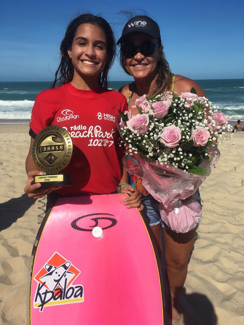 A filha de Neymara Carvalho, Luna Hardman, 12 anos, foi campeã brasileira de Bodyboarding em Porto das Dunas, Ceará. (Foto: Acervo pessoal)