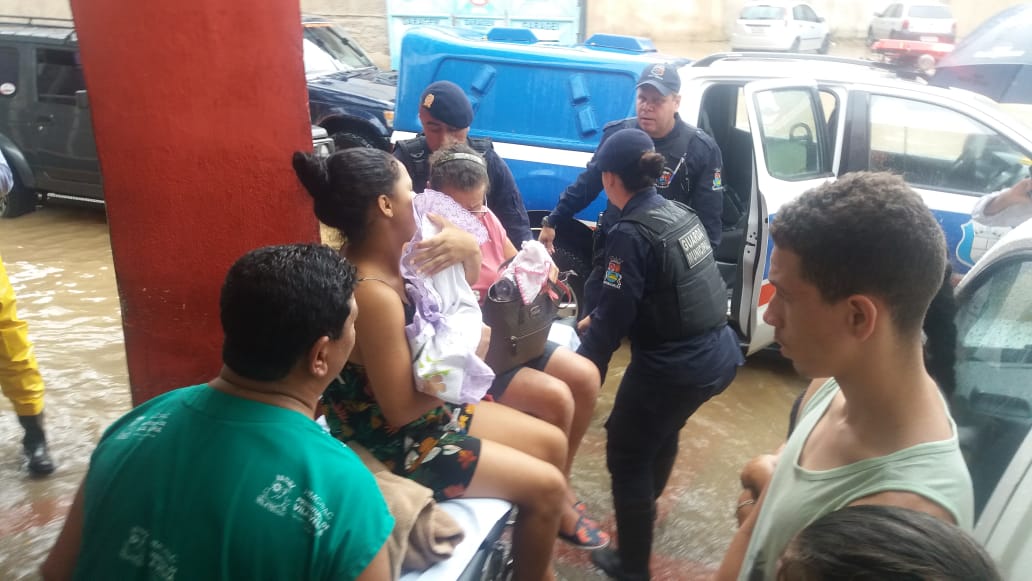 Mães e bebês são retirados da Maternidade de Cobilândia. (Foto: Rafael Gomes)