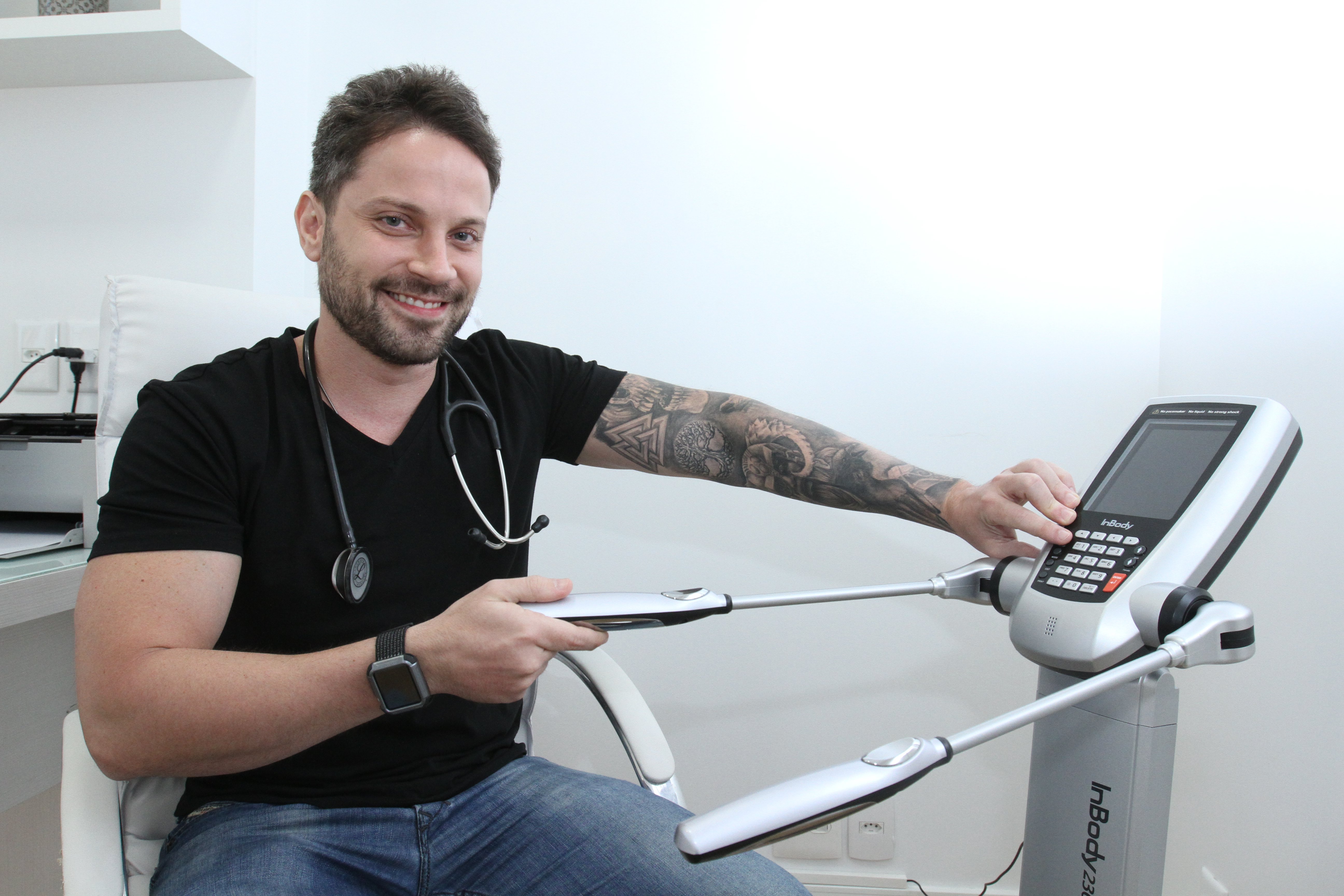 O médico Hugo Migliorini tatuou todo o braço esquerdo, como uma forma de superar a timidez (Foto: Beto Morais)