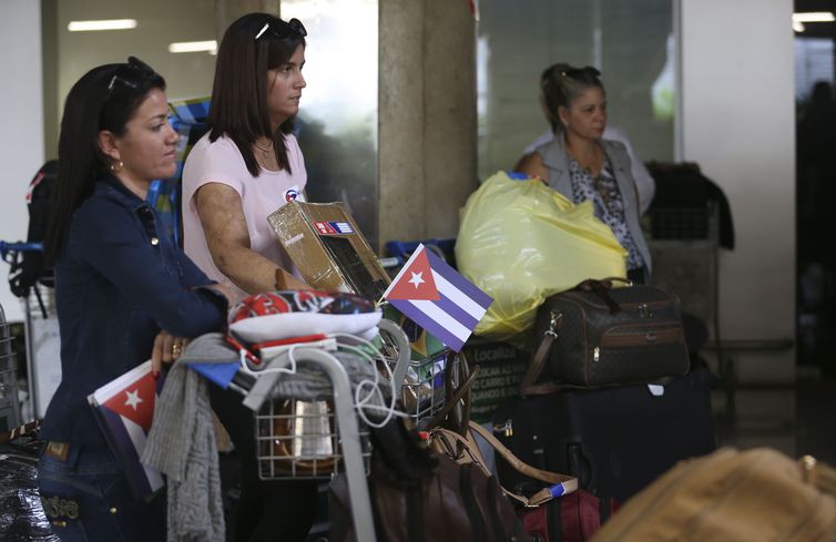 Médicos cubanos que atuavam no programa embarcam no Aeroporto Internacional de Brasília rumo a Havana. (Foto: Valter Campanato/Agência Brasil)