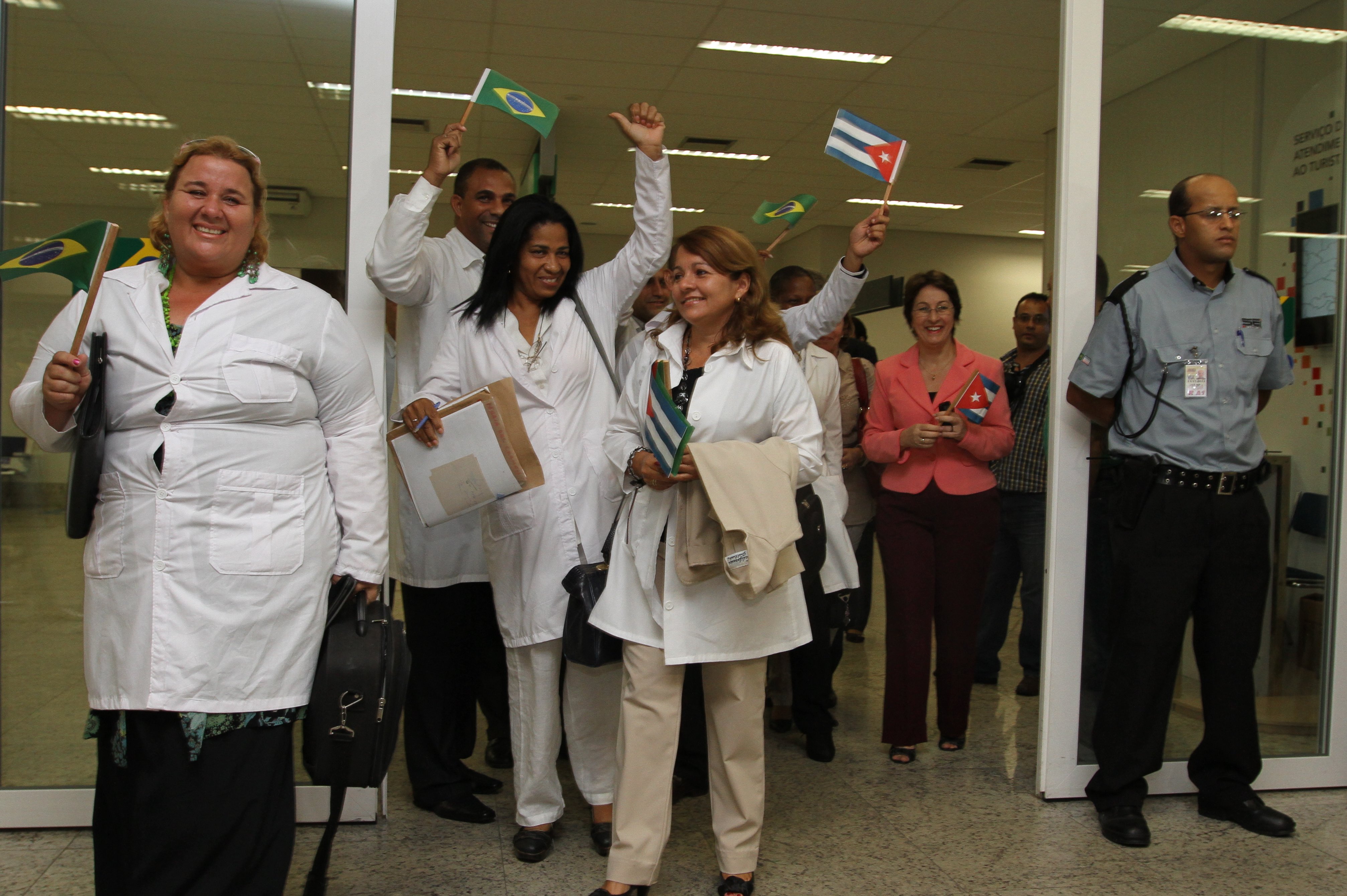 Médicos cubanos comemoram a chegada ao Estado, em 2013. Agora, 210 foram embora (Foto: Ademir Ribeiro/Arquivo AT 30/09/13)