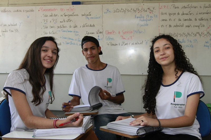 Os estudantes Maria Eduarda Conceição, 14, Gabriel Pereira, 14, e Isabela Torezani, 15 (Foto: Kadidja Fernandes/ AT/ 23/11/2018)