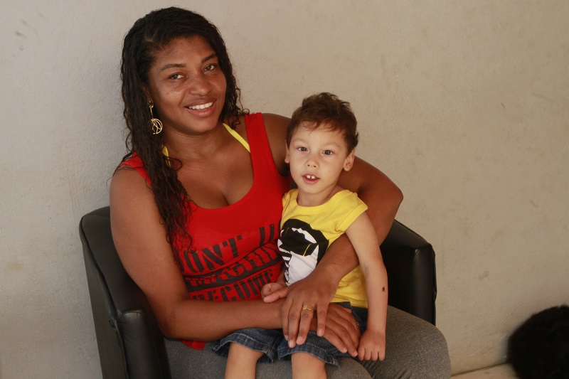 Hildete Flora da Silva e o filho Kelvin (Foto: Kadidja Fernandes/ AT/ 02/11/2018)