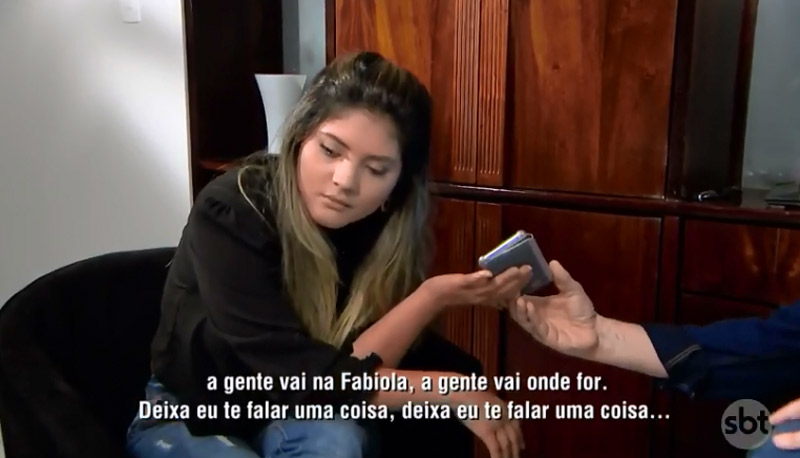 Mileide Mihaile ouviu mensagens de voz gravadas por ela com ameaças ao cantor (Foto: Reprodução / SBT - Conexão Repórter)