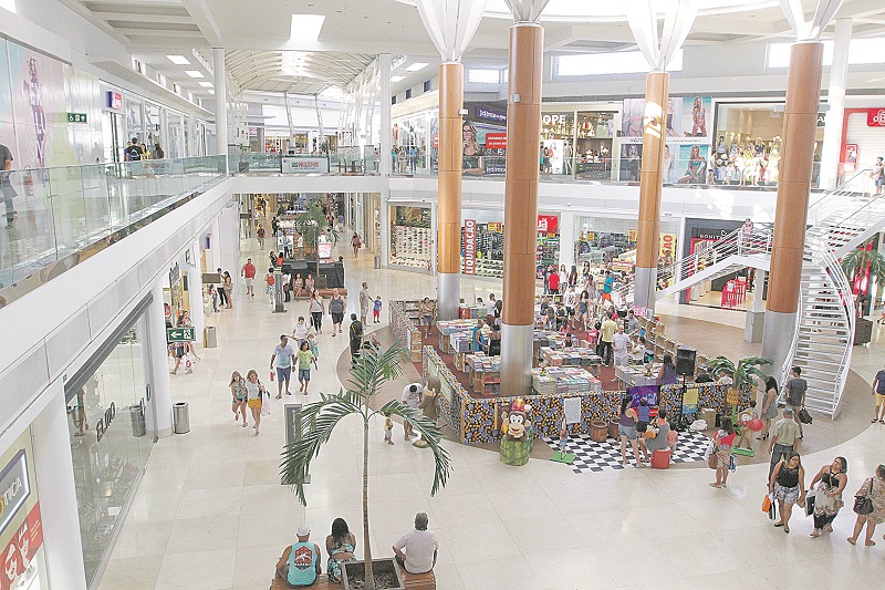 Movimentação em shopping (Foto: Kadidja Fernandes — 12/02/2017)