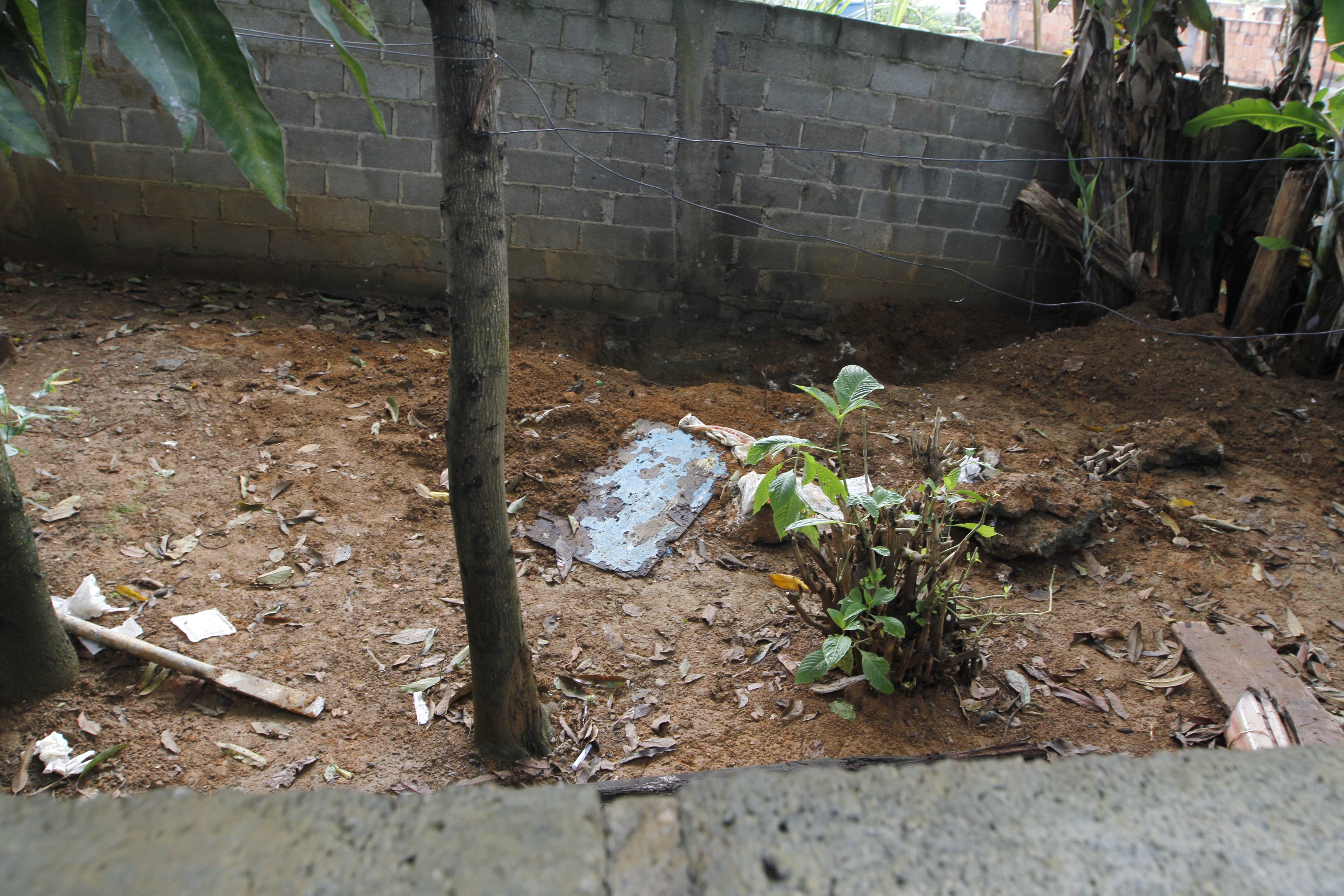 Fundos da casa de Leandro, onde o corpo foi encontrado. (Foto: Fábio Nunes/Arquivo AT 13/11/18)