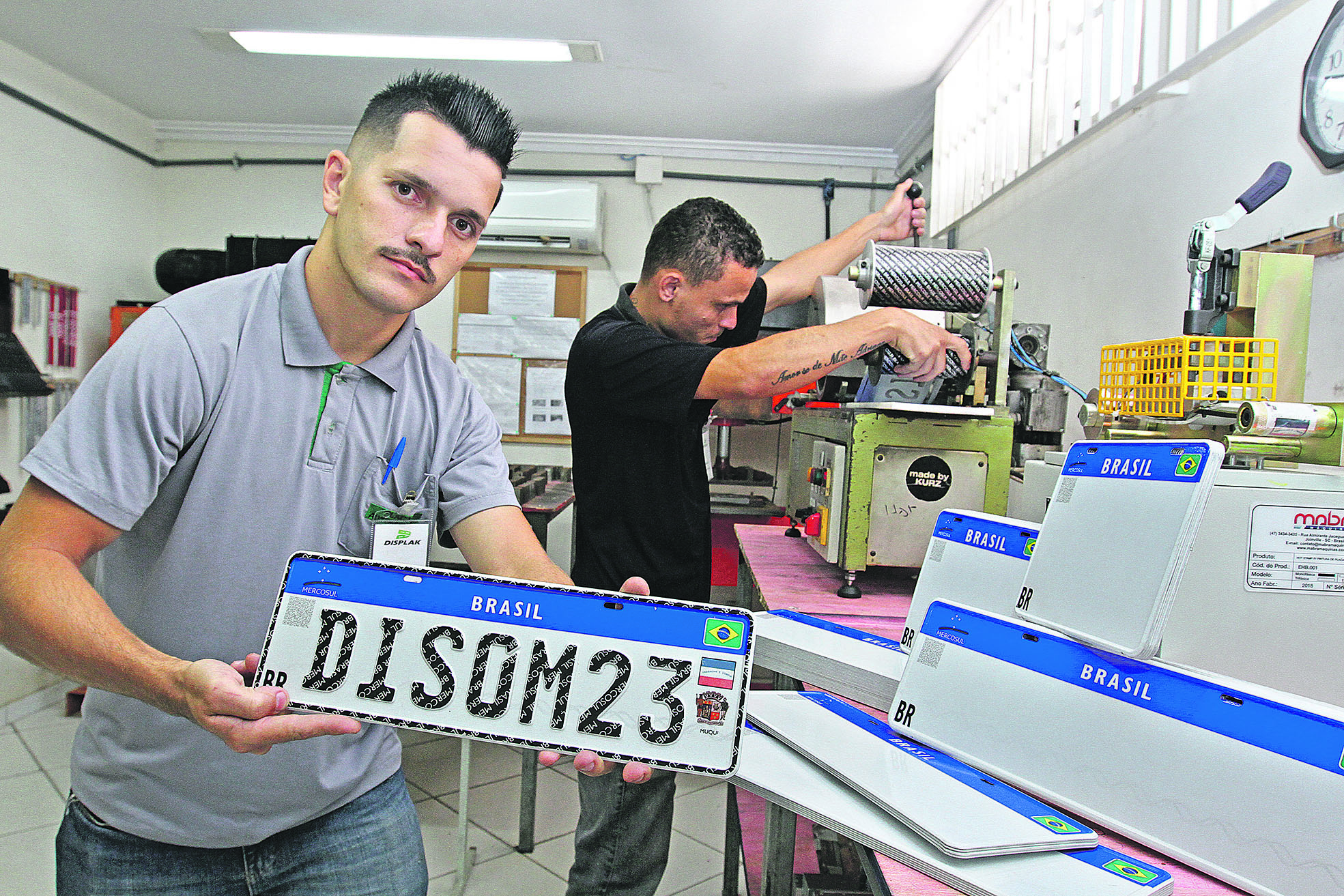 Placas no padrão Mercosul são confeccionadas em empresa na Serra. (Foto: Beto Morais/AT - 28/11/2018)
