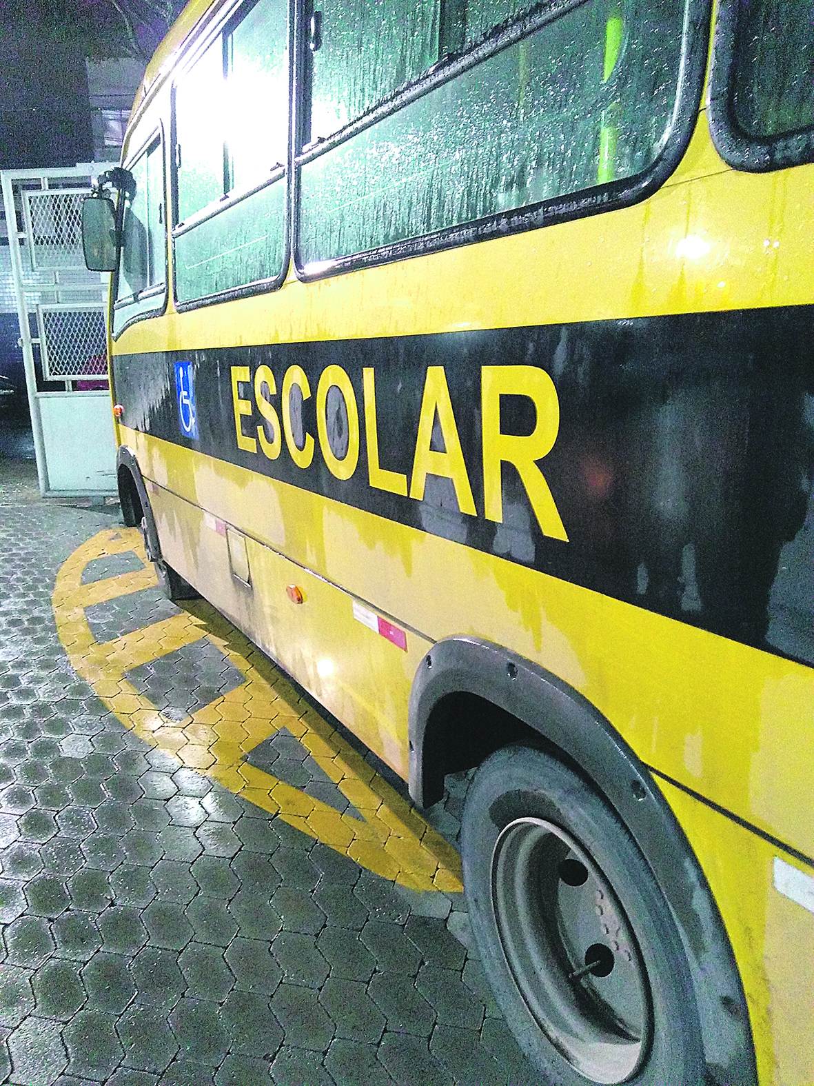 Ônibus que atende escola pública envolvido em confusão no trânsito. (Foto: Esthefany Mesquita)