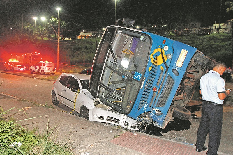 Ônibus do transcol, da linha 572, tombou sobre dois carros, na rodovia Norte-Sul, na Serra. (Foto: Leonardo Bicalho/AT - 28/11/2018)