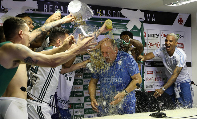 Felipão com a sua "família" (Foto: Cesar Greco/Ag. Palmeiras)