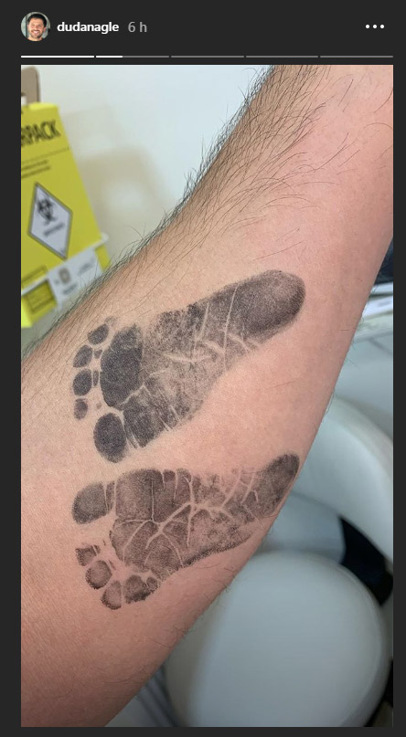 Duda gravou os pés da filha em seu braço (Foto: Reprodução / Instagram Stories @dudanagle)