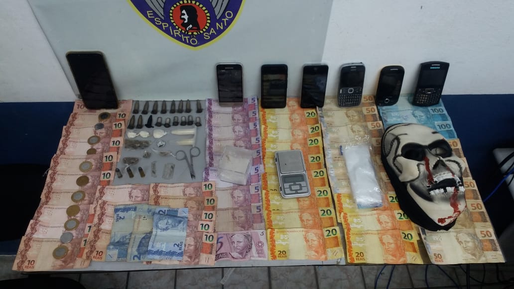 PM apreende drogas e dinheiro em Colatina (Foto: Divulgação/PMES)