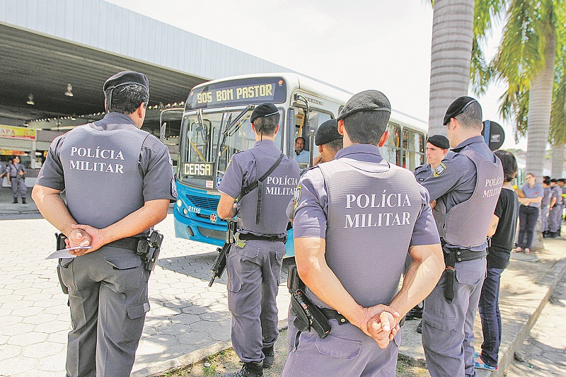 Policiais em terminal: Patrulhamento foi reforçado durante a greve dos rodoviários realizada em 2016 (Foto: Antonio Moreira - 27/11/2016)