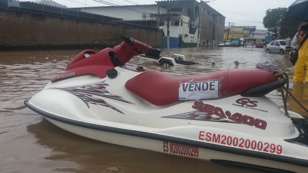Ponto de alagamento na sexta avenida, em Cobilândia, Vila Velha (Foto: Rafael Gomes/AT)