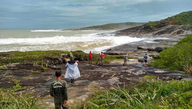 Corpo de Wesley Silva foi resgatado na Praia do Ermitão, em Guarapari, onde ele se afogou (Foto: Roberta Bourguignon / AT)