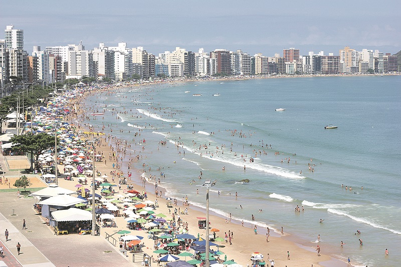 Vista panorâmica da Praia do Morro, em Guarapari: as areias ficaram lotadas de banhistas durante o feriado (Foto: Roberta Bourguignon)