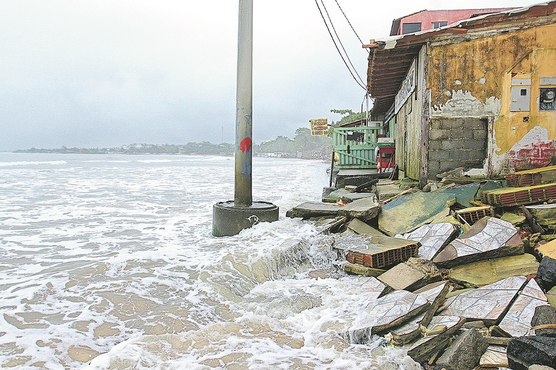 Praia rasa, em Ponta da Fruta, Vila Velha: o mar subiu mais uma vez e voltou a destruir muros e calçadas no local. (Foto: Beto Morais/AT)