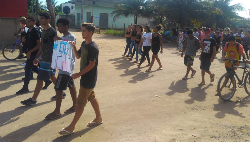 Moradores fizeram um protesto nas ruas de Ponta da Fruta (Foto: Kananda Natiely / AT)