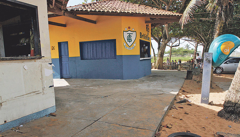 Quiosque onde mulher estava quando levou facada na barriga. Um médico que passava ajudou a socorrer a vítima (Foto: Fábio Nunes / AT)
