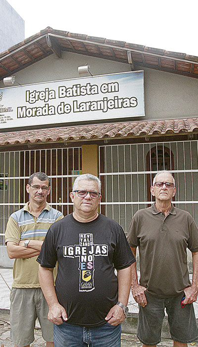 O Pastor Gilson Pereira da Rosa (preto), Lucas Zucarato (marrom) e Carlos Castilho Fernandes Affonso se revesam na segurança das igrejas (Foto: Kadidja Fernandes-AT 26/11/2018)