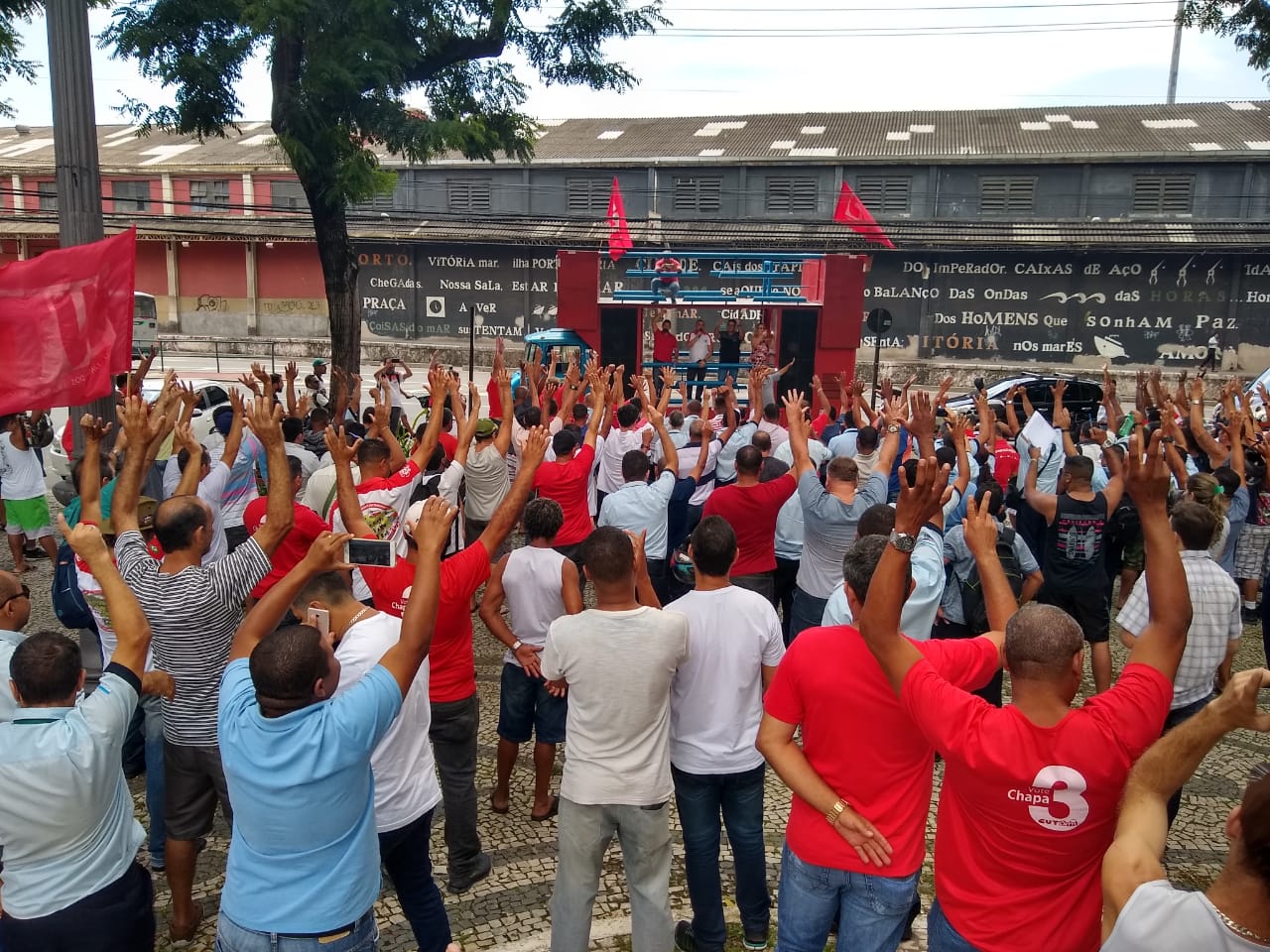 Greve foi aprovada em assembleia realizada na Praça 8, no Centro de Vitória. (Foto: Wilson Roberto)