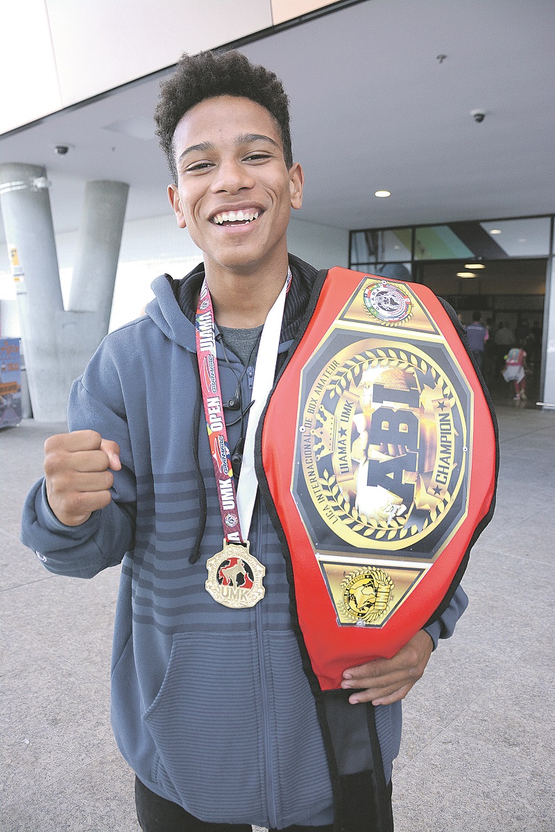 Ronald Ribeiro exibe, com orgulho, o cinturão da Copa América (Foto: Henrique Montovanelli/AT 28/11/2018)