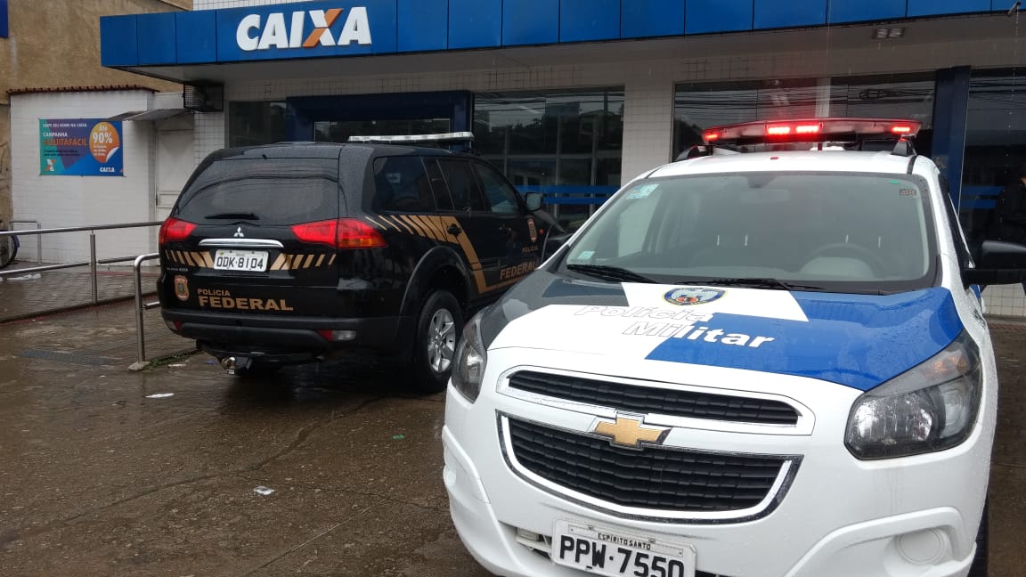 Bandidos fizeram um buraco na parede e invadiram a agência da Caixa em Itacibá, Cariacica. (Foto: Simony Giuberti)