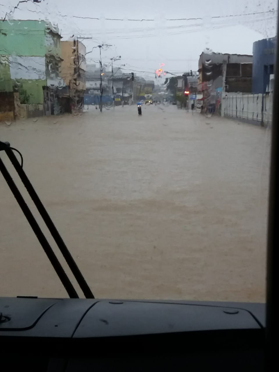 Ponto de alagamento na rua principal de Cobilândia, em Vila Velha (Foto: Ataide Lino de Andrade)