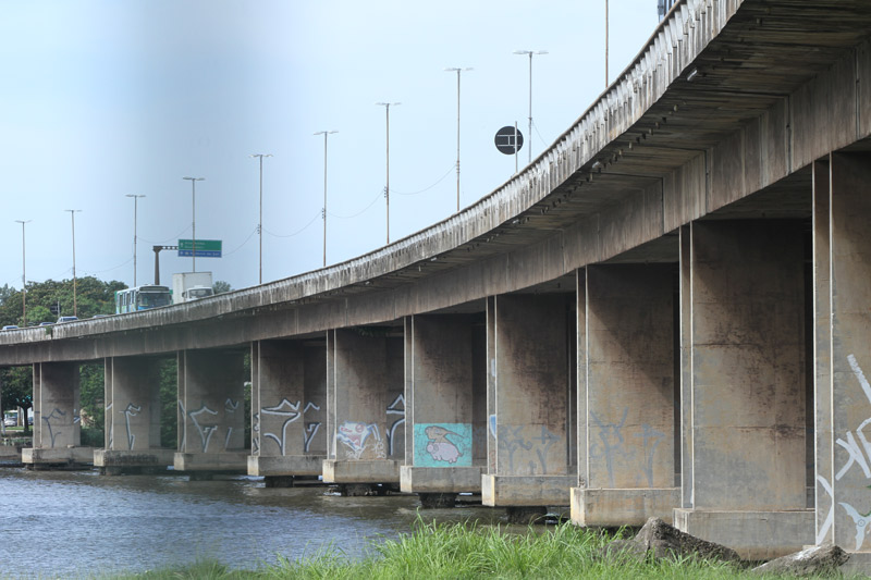 Segunda ponte, que liga Vitória, Vila Velha e Cariacica. Engenheiros do Crea-ES apontaram que estruturas de concreto estão em pedaços, com aço enferrujado, quebrado e exposto (Foto: Beto Morais/AT)