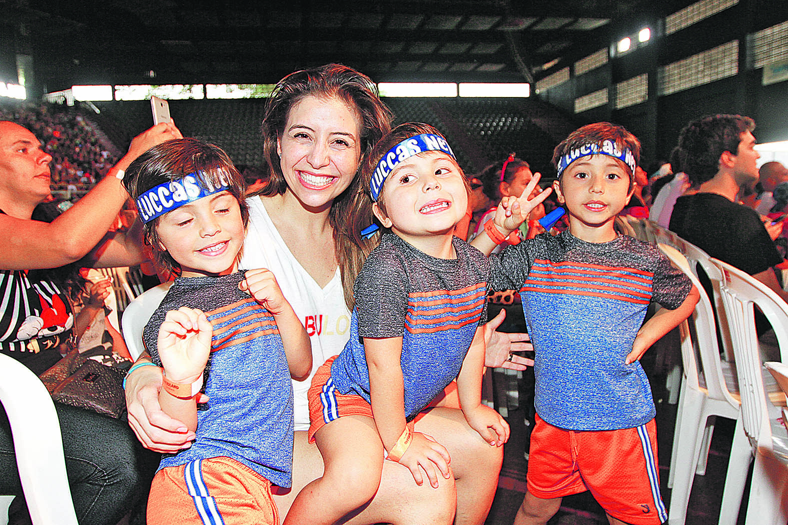 Os irmãos Renzo, 6, Murilo, 5, e Caique de Matos, 3, são tão fãs do Luccas Neto que quase não tiraram o olho do palco, nem para fazer foto. A mãe, a gerente Brenda Riva, 37, acompanhou os meninos. (Foto: Beto Morais/AT - 26/11/2018)