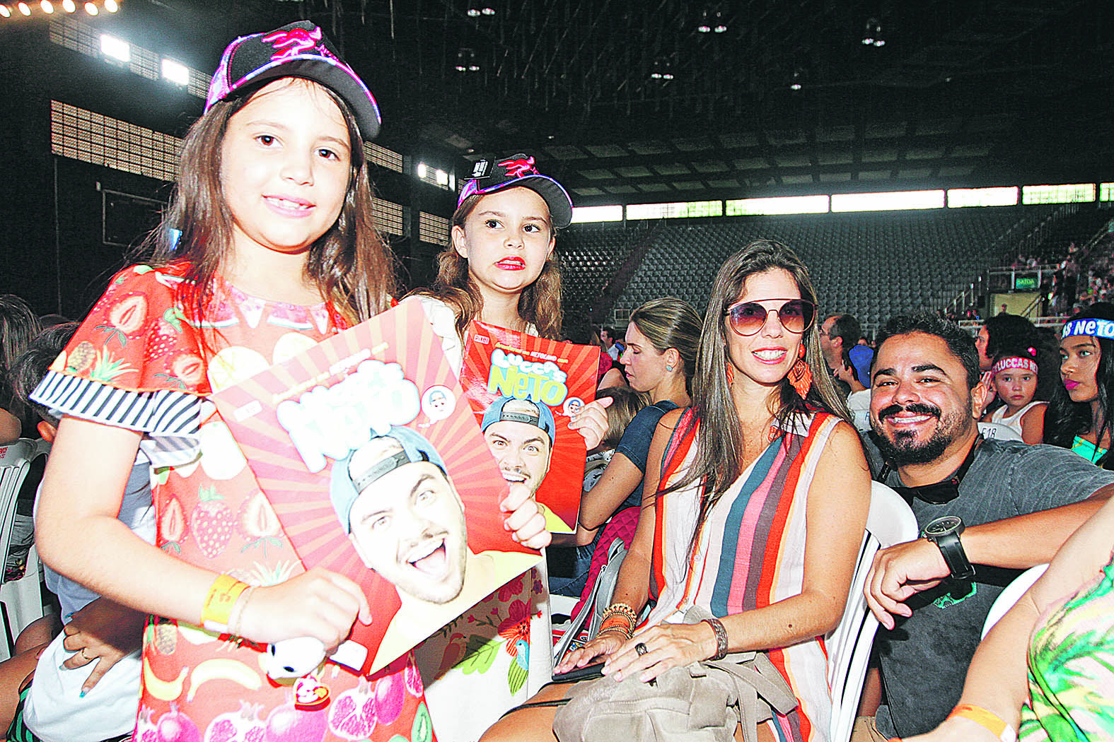 A estudante Giulia Magalhães, 9 anos, comemorou o aniversário vendo o youtuber junto com a amiga Maria Liv, 8, a mãe Fabíola Magalhães, 38, e o amigo Thiago Faria, 36. (Foto: Beto Morais/AT - 26/11/2018)