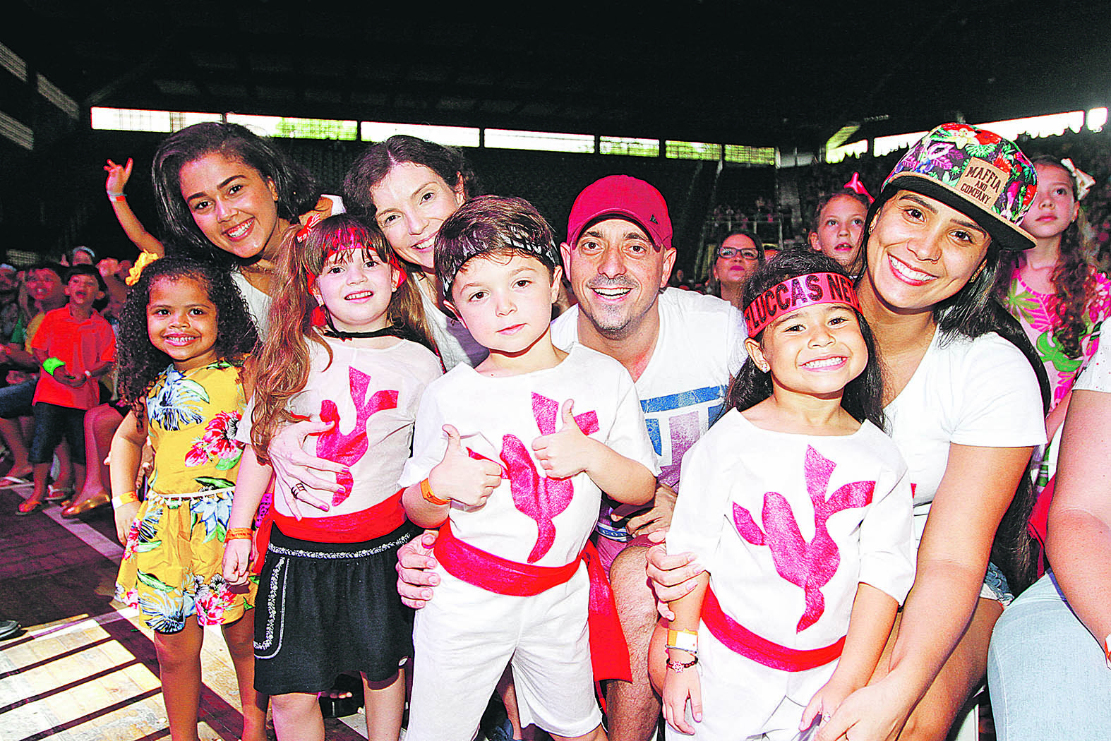 Os amigos Laura, 4, Davi, 6, Valentina, 4, e Heloá, 4, foram juntos ver o show do youtuber e ainda se fantasiaram do personagem preferido, o Superfoca. Os pais companharam animados. (Foto: Beto Morais/AT - 26/11/2018)