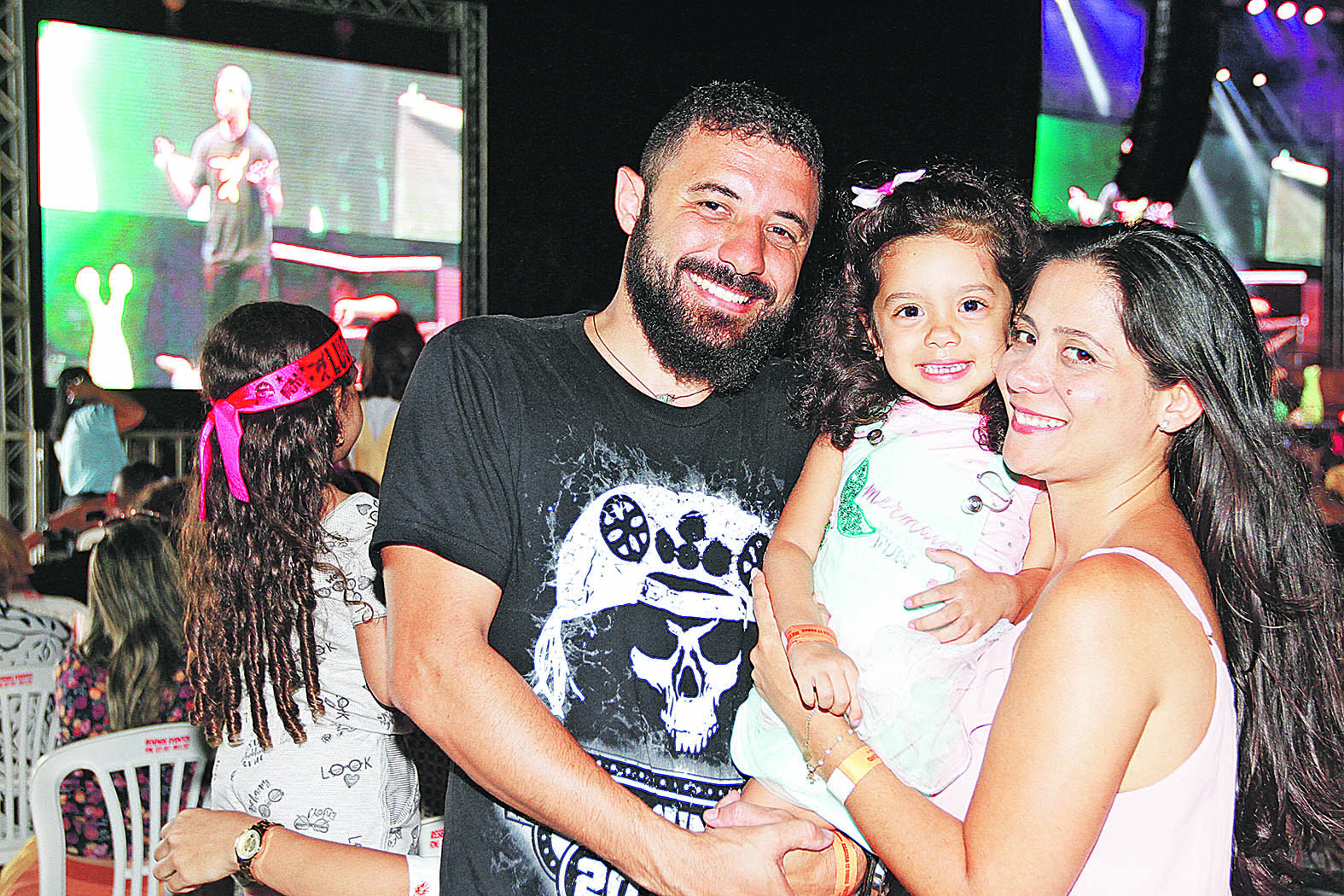 O pai da pequena Luna, de 3 anos, o supervisor Victor Soeiro, 33, junto com a mãe, a fisioterapeuta Débora Perini, 34, não mediram esforços para levar a filha para ver o youtuber favorito. (Foto: Beto Morais/AT - 26/11/2018)