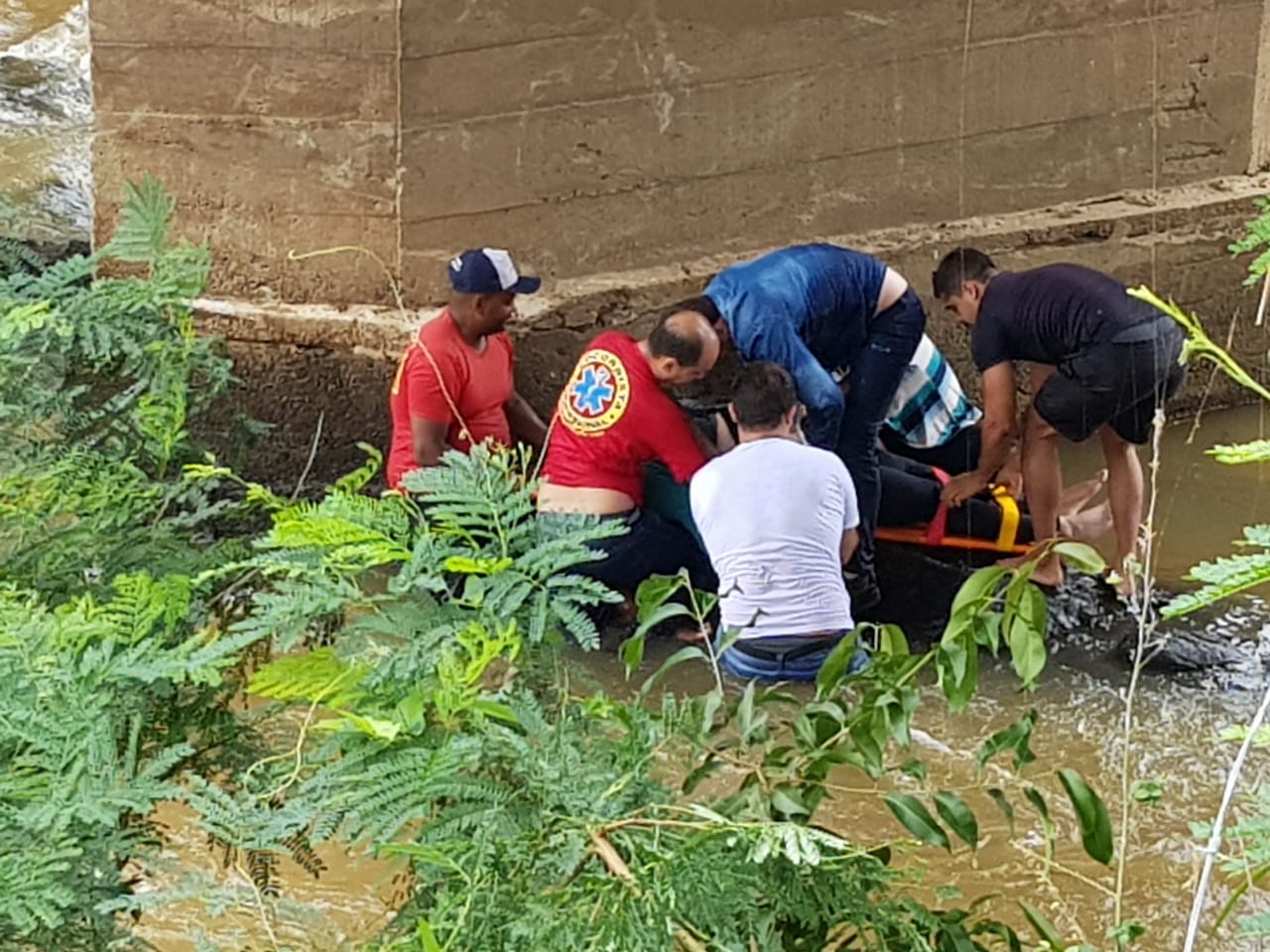 Socorristas e moradores salvam vida de três mulheres (Foto: Divulgação Polícia Militar)