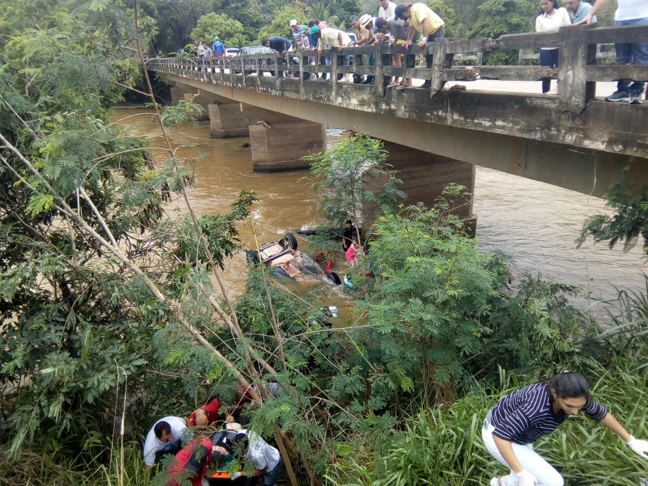 Socorristas e moradores salvam vida de três mulheres (Foto: Divulgação Polícia Militar)