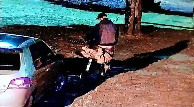 Suspeito fugiu de bicicleta com as armas enroladas em um saco de pano (Foto: Divulgação Polícia Civil )
