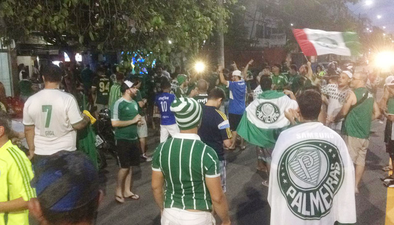 Torcedores do Palmeiras tomaram uma avenida de Jardim da Penha, em Vitória (Foto: Mayra Scarpi / AT)