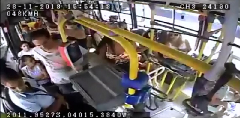 Imagens das câmeras de segurança registram as passageiras pulando na roleta do ônibus (Foto: Divulgação / GV BUS)